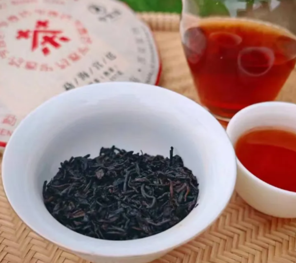Yunnan Menghai Seven Piece Tea Cake, Shu, 357 g, 2010 - Image 2